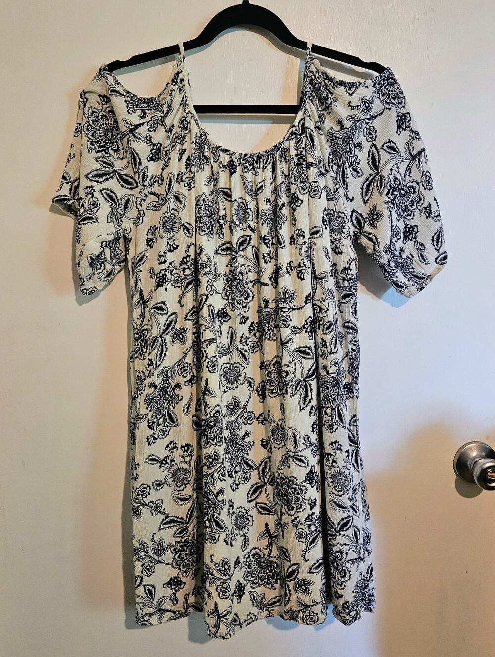 Cato Womens Small White Black Floral Cold Shoulder Blouse Lined Rayon